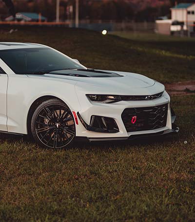 Chevrolet Camaro coupé blanc  près de Royan