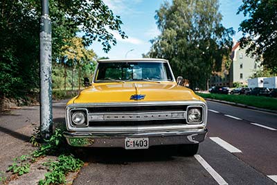 Pick up Chevrolet jaune garé près de Royan