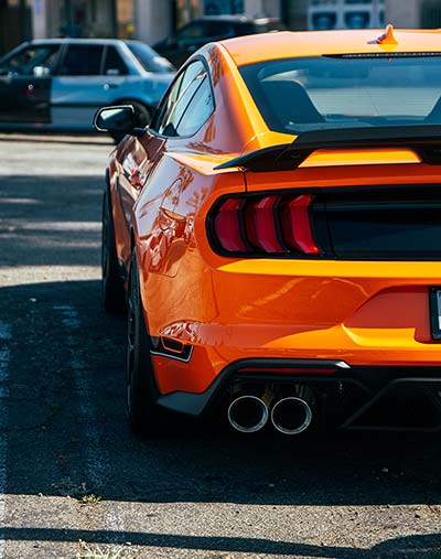 Vue arrière d'une Ford Mustang jaune
